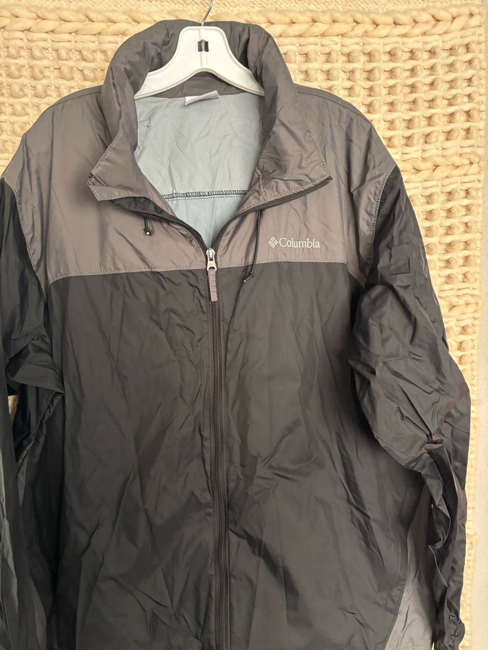 Columbia Men’s Two-Tone Black and Gray Windbreaker Jacket